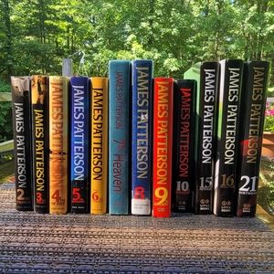 Lot of 12 James Patterson, Women's Murder Club series books.
